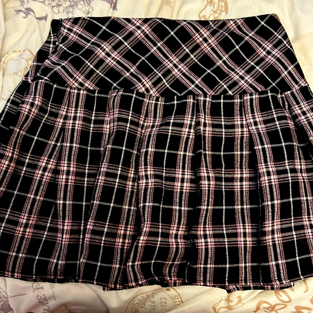 Pleated pink and black mini skirt